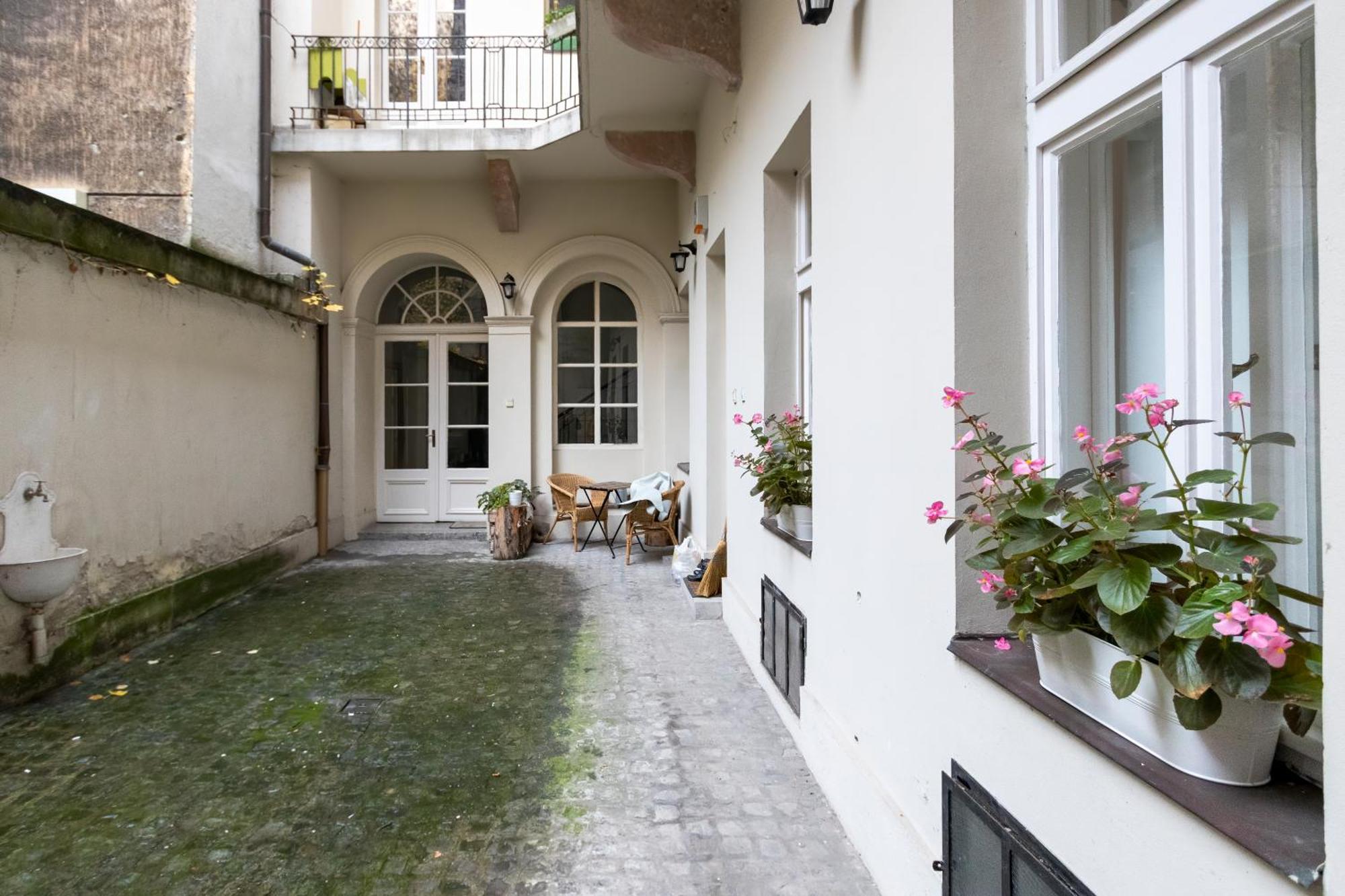 Little Americas Main Street Apartments Budapest Exterior foto